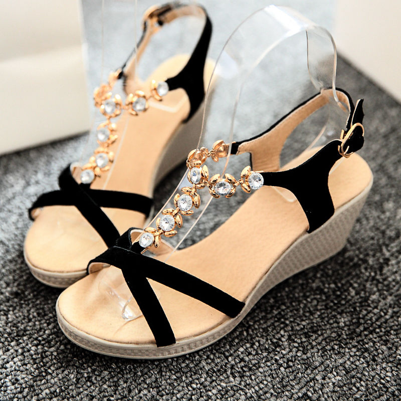 别穿累脚的细高跟鞋了，小心又卡井盖上，这样的坡跟鞋显高更舒适