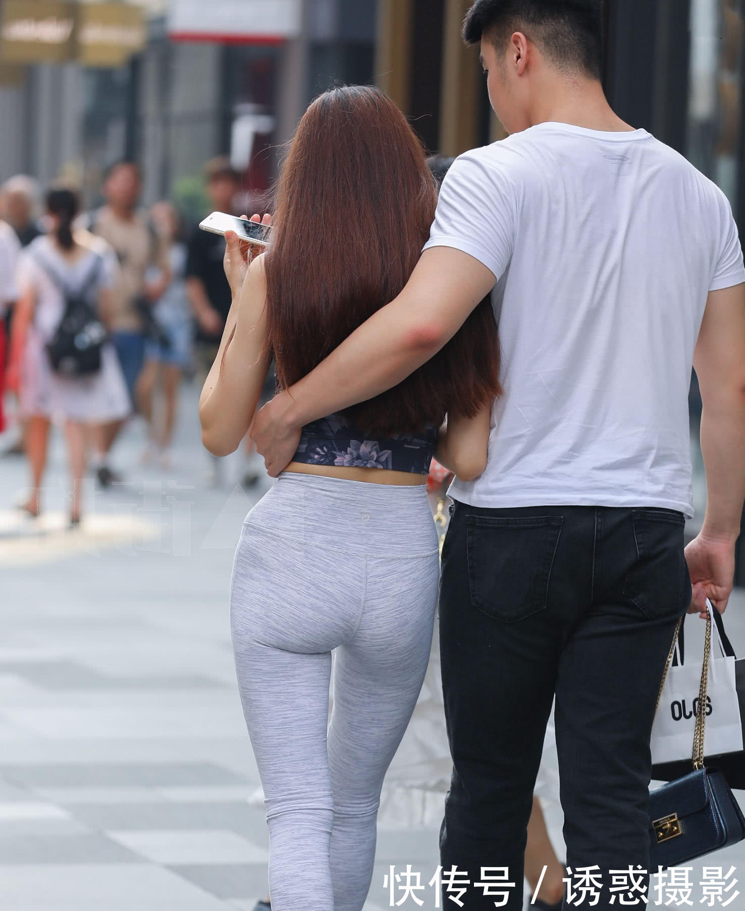 熟女小姐姐紧身背心勾勒丰满上围,答应买包的老公,在街头公然秀