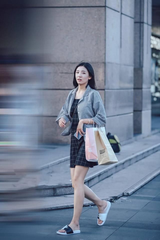 街拍露脐气质美女，个个迷人，这身材太让人羡慕嫉妒恨