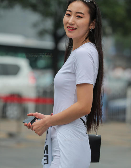 气质小姐姐紧身超短裙大秀饱满身材，一颦一笑都是成熟女人味儿