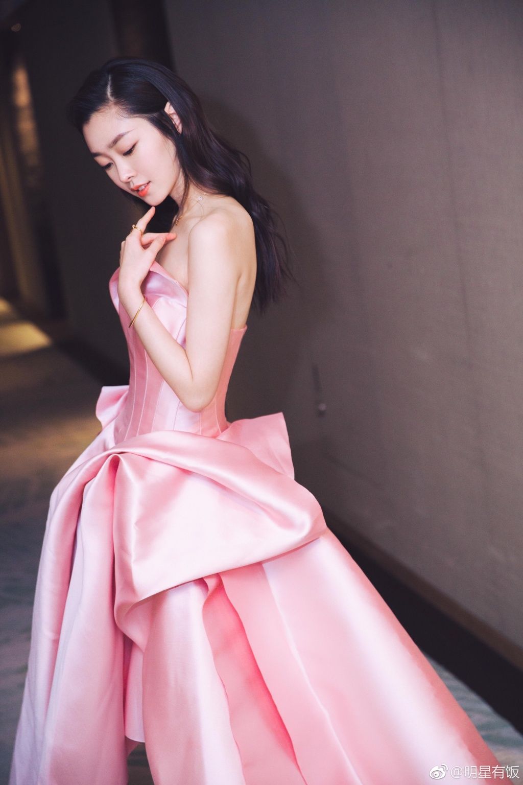 旗袍女神宋轶改变风格，粉色礼服照样轻松驾驭 气质最重要