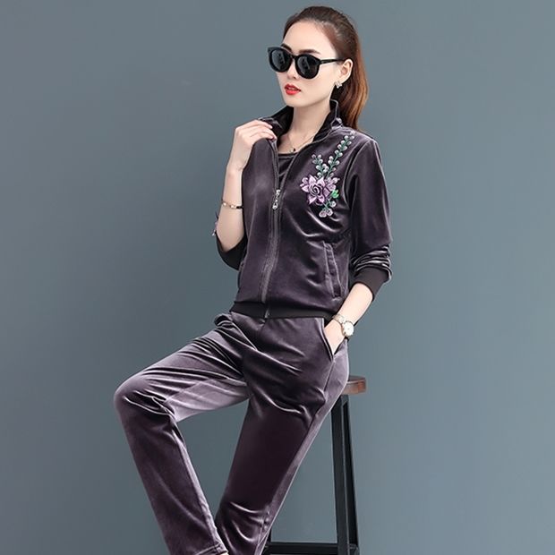 今年流行金丝绒运动卫衣，保暖还很洋气，穿上很好看