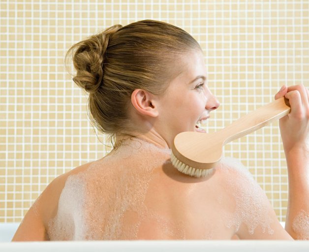 现在的女人洗澡后都不穿裤子!直接这样穿，太销魂了