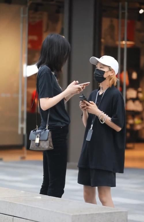 「坐下」有一种人穿闺蜜装,坐下来都一样,一站起来,闺蜜瞬间变小朋友!