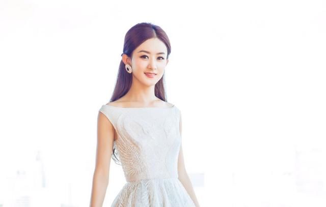 换上一条裙子，赵丽颖一下子变得有贵族气质