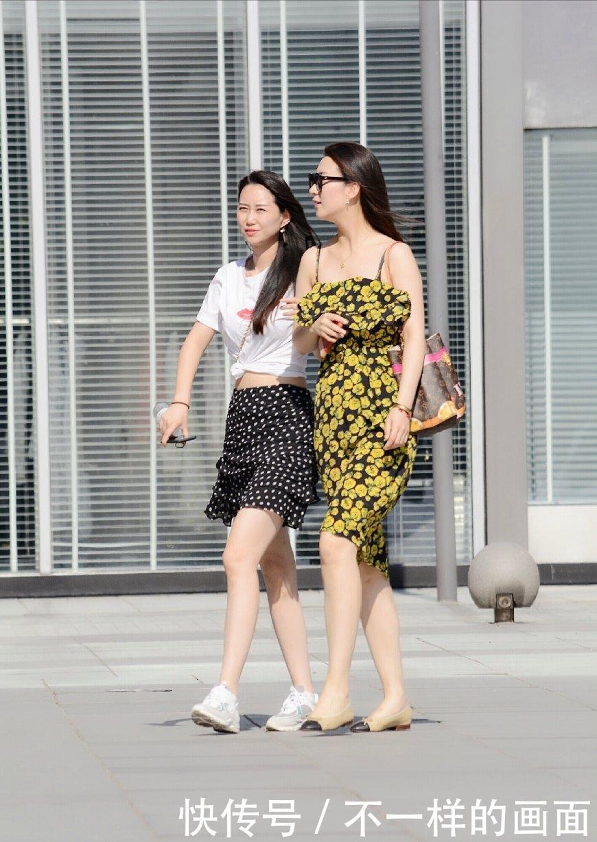 北京街拍:三里屯这些逛街购物的姑娘们你最欣赏哪一位呢?