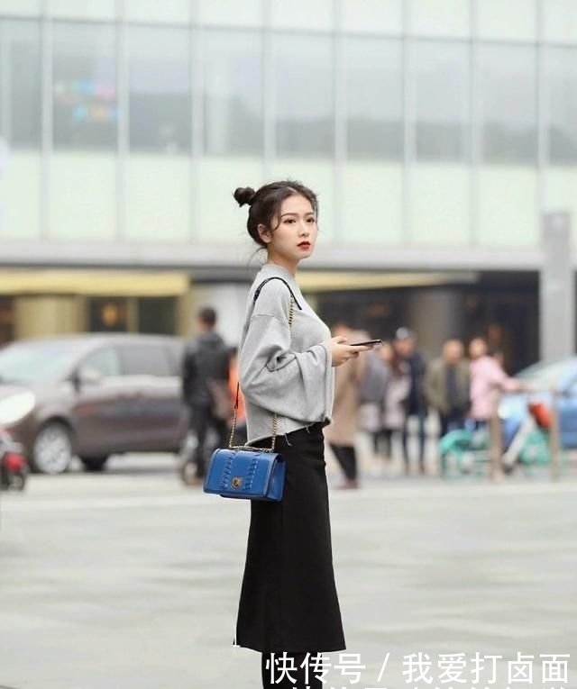小美女:街拍:小美女身材完美,黑色露肩上衣 露洞牛仔裤,个性十足
