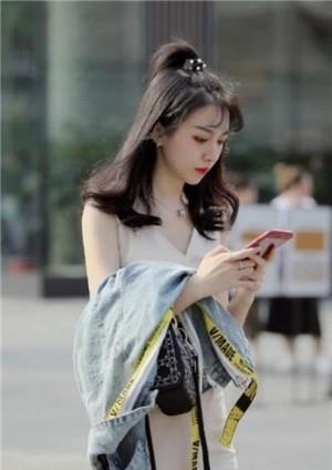 【 青春活力】秀出青春活力范，哪一位最美，街拍：富有活力的小姐姐