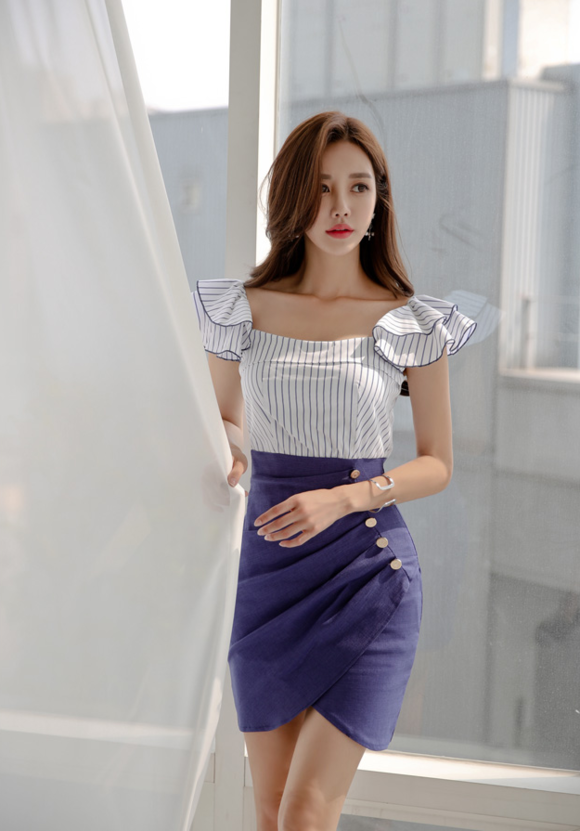 头条女神孙允珠，苜蓿蝴蝶蓝海细浪波纹包臀裙