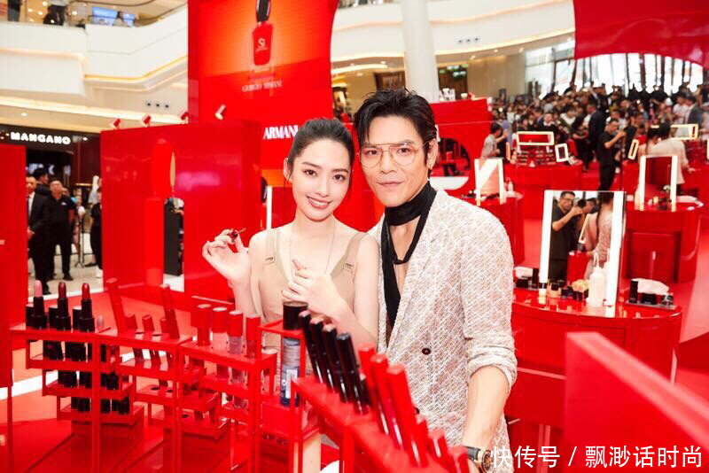 【 向佐】向佐丝巾配西装却有点“娘”，郭碧婷吊带背心配阔腿裤性感霸气