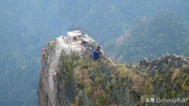 湖南一位峭壁飞人,专帮人上“龙头香”,每天收入高达上万元