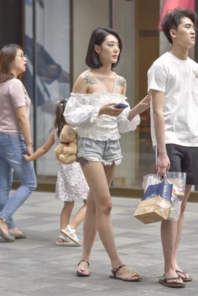 时尚气质的小姐姐身穿紧身包臀裙秀出精致的锁骨，视觉效果完美!