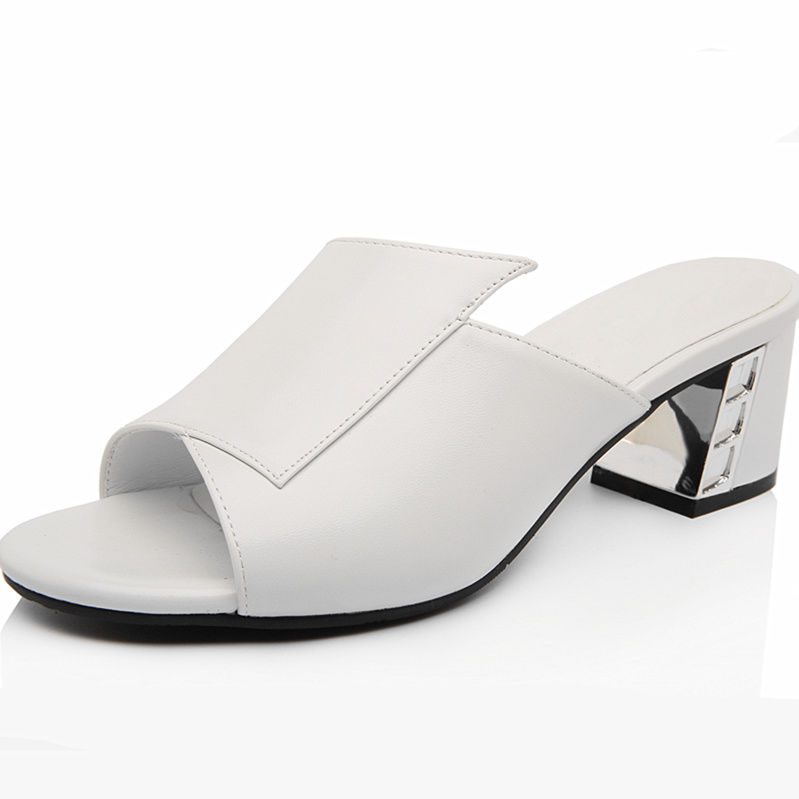 今年流行的几款凉鞋，超级衬脚美，每一款都堪称经典