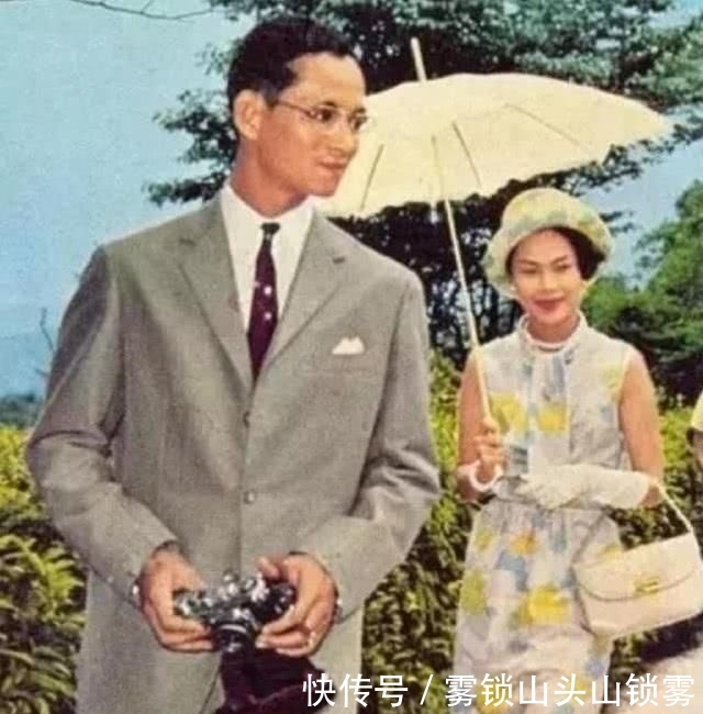 『赫本』诗丽吉撑“小洋伞”漫步,风情卓越比肩赫本,宛如油画美人在世!