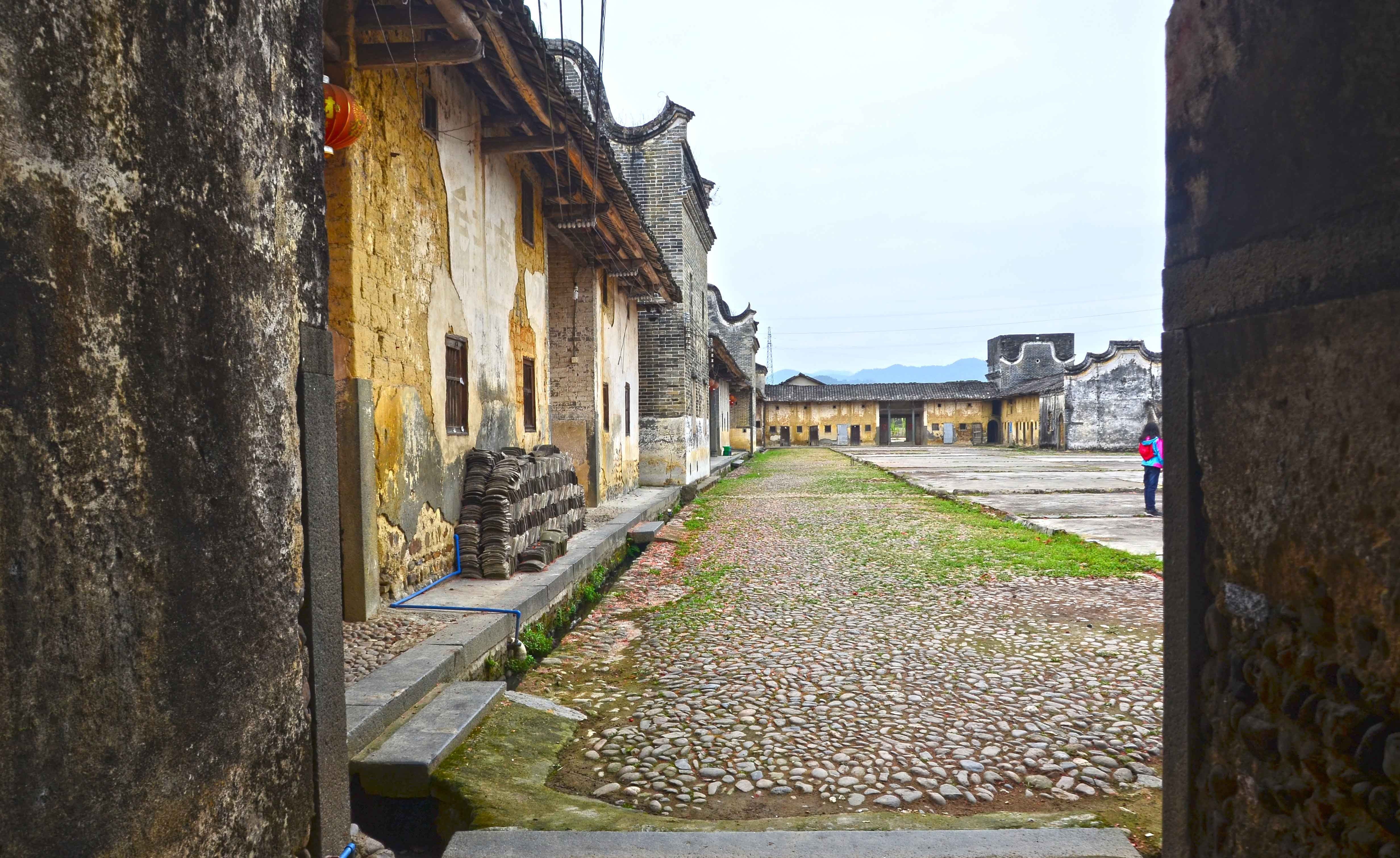 广东105国道旁，有一栋古朴的百年老屋，相传花158年历四代方建成