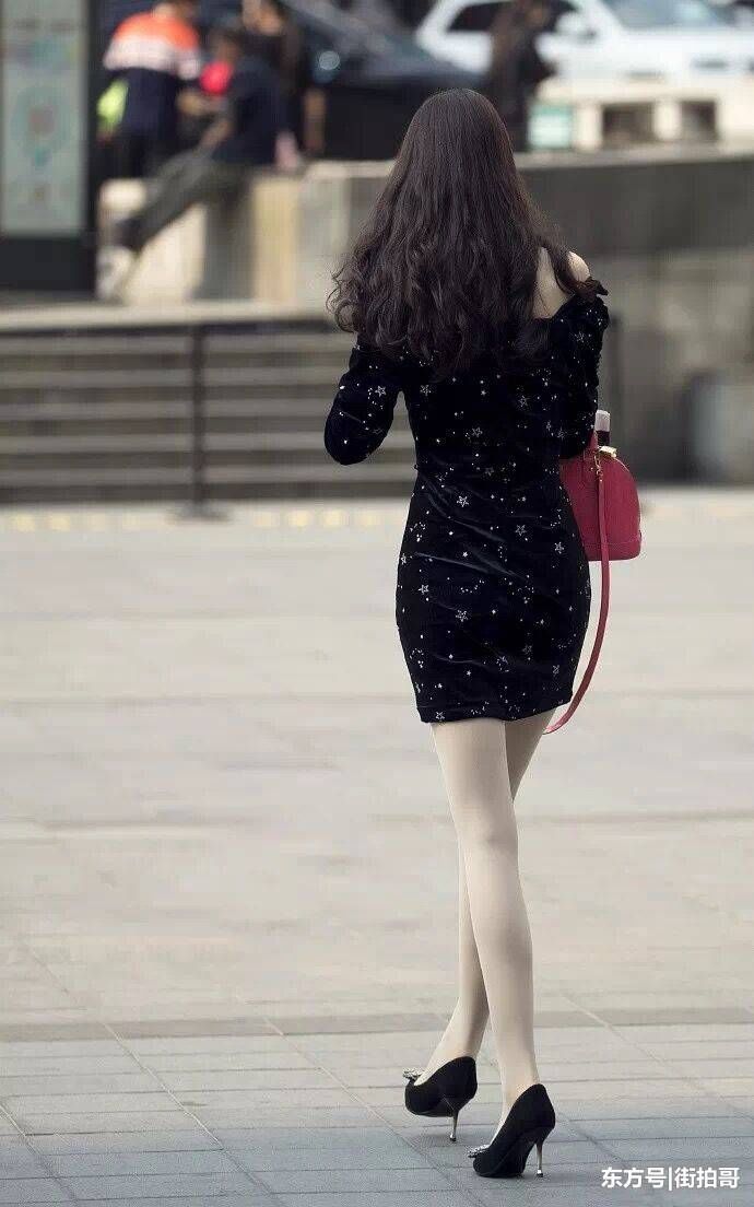 街拍联盟：黑色套裙香肩露，肉丝美腿迷人眼