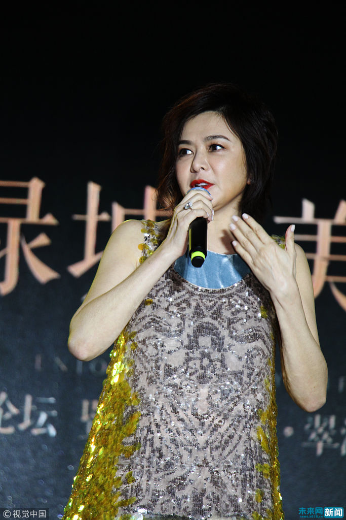 55岁关之琳肤白胜雪红唇展女神范，气质优雅，满满女神范