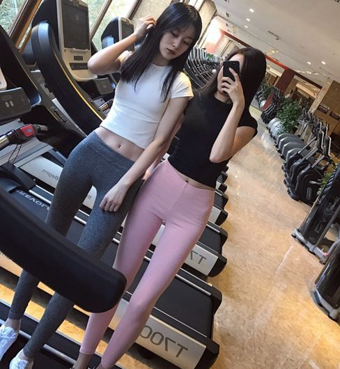 街拍：紧身裤勾勒出小姐姐美好身形，展现女人的完美气质！