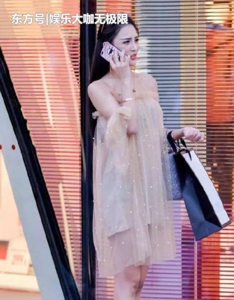  「月貌花容」街拍：月貌花容的美女，一件白色衬衫配白色短裤，时尚唯美好身材
