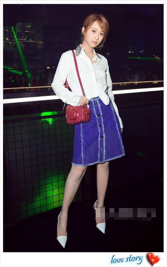 杨紫又胖了?直筒裤硬生生穿成紧身裤，网友:秦俊杰看了怎么想?