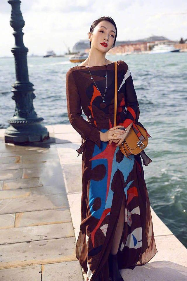 陶虹远赴威尼斯,46岁的衣服穿出初恋感,难怪徐峥爱她十年如一日