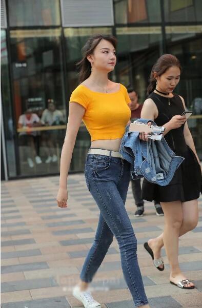 穿紧身短T恤小姐姐，秀出纤细的小蛮腰，很迷人！