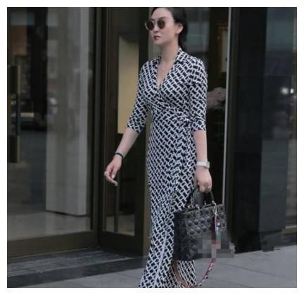 街拍：图四穿抹胸纱裙，水嫩白皙的肌肤，更有“诱惑力”！