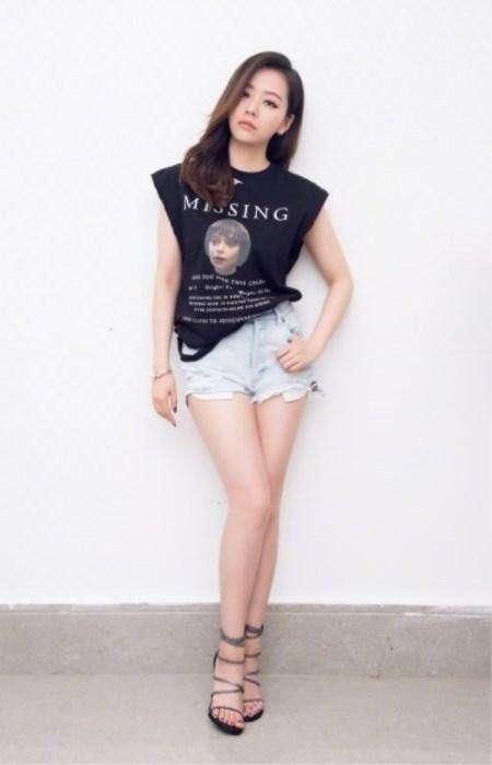 张靓颖真敢穿！为秀美背乳贴都露了，网友：这尺度柳岩都自愧不如