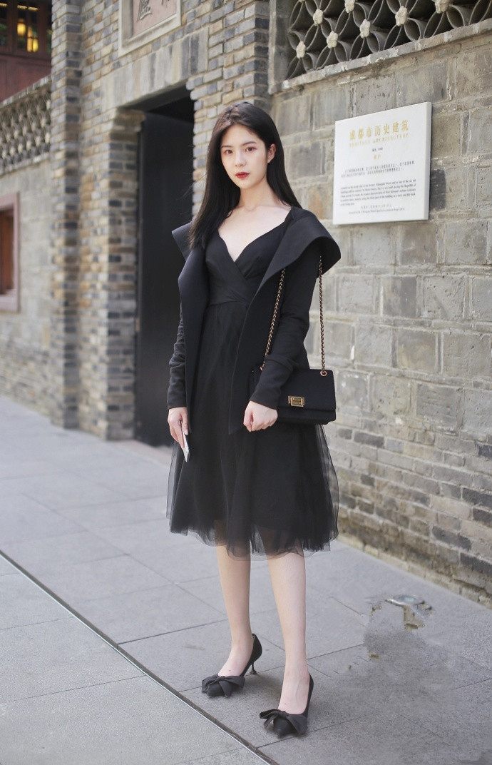 街拍:教科书式的长腿美女,说的就是她吧!