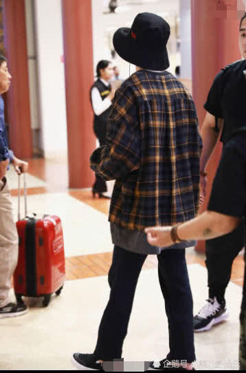 易烊千玺黄明昊仗着身材好胡乱搭配衣服，网友：穿衣打扮如锯腿