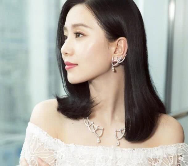 一字抹胸裙虽美但很难驾驭，杨幂刘亦菲一穿上就暴露了身材缺点