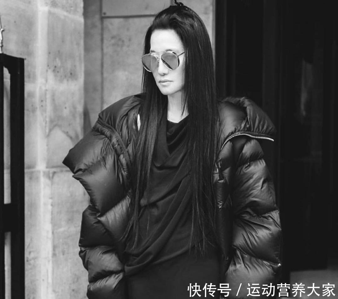『身价』70岁身价几十亿的婚纱女王,身材真是好,不看脸说20岁都不为过