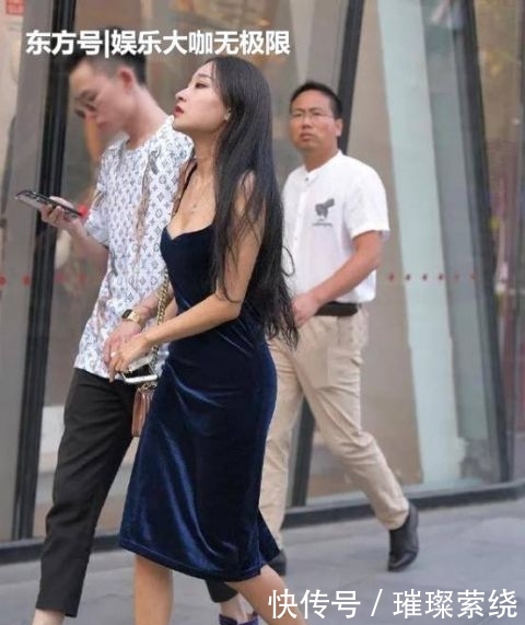  『风采』街拍：丹唇外朗的美女，一条浅蓝色连衣裙外搭白色外套，风采迷人