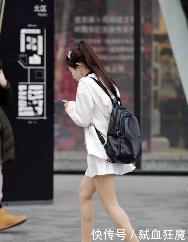 『气质』街拍白色百褶裙气质美女,配10多厘米的细高跟,这么走路累吗?