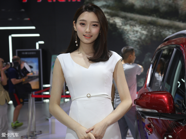 看2018成都国际车展各家美女争相斗艳