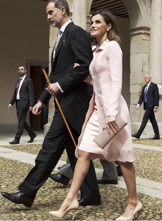 各国第一夫人穿丝袜:安倍昭惠保守，65岁的她仍穿黑丝袜不服老!