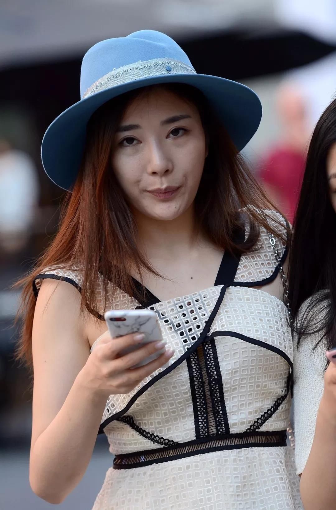 成都街拍，微胖女生黑色长裤穿搭参考，让你赚足回头率