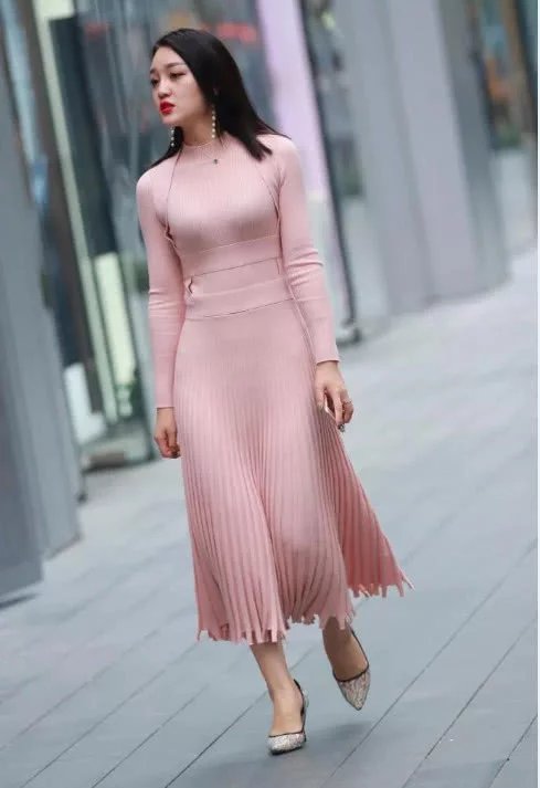 性感小姐姐紧身长裙尽显时尚气息，网友：这身材太棒了