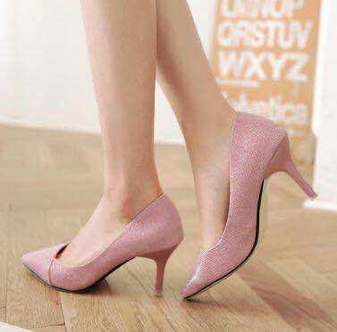 尖尖细高跟，不管参加宴会还是走秀场，妖艳无比，秒变女王范！