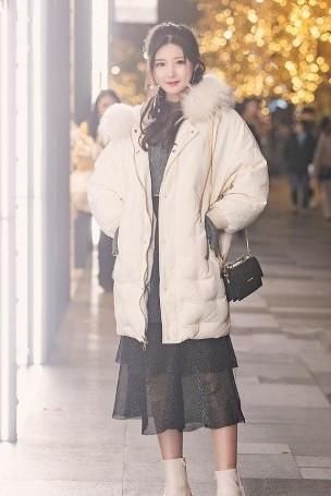 「迷人」路人街拍,小姐姐穿了一件网纱的裙子,娇小的身材很是迷人