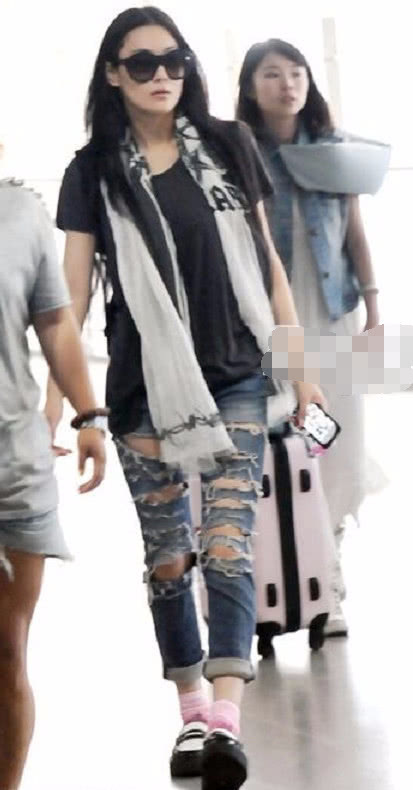 张馨予这身“大妈”打扮也是没谁了！下半身的亮点大家还是自己看