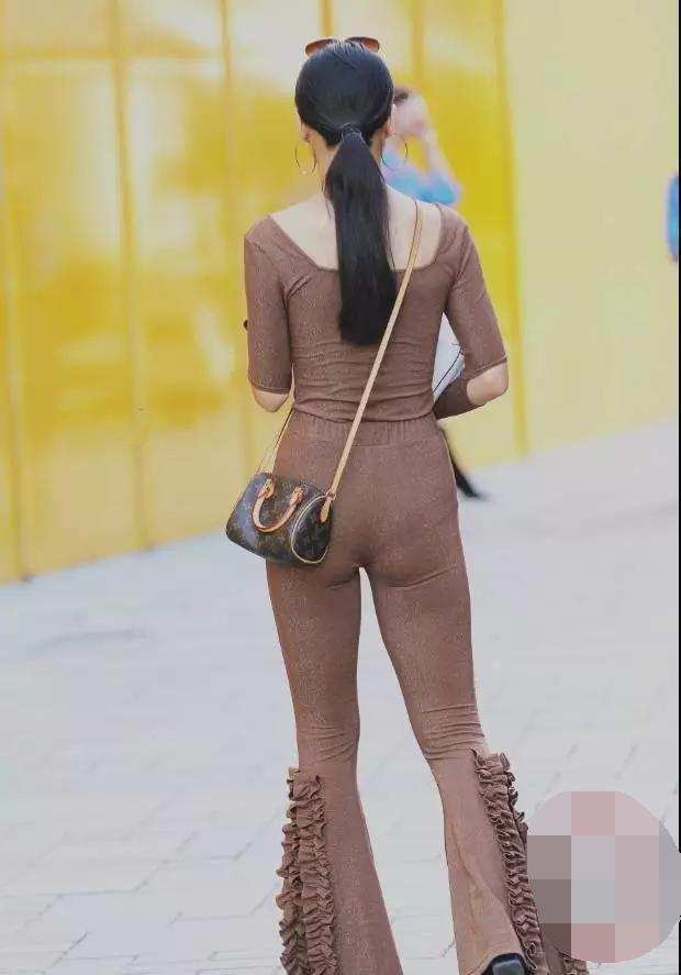 穿紧身弹力裤的辣妈，丰腴身材若隐若现很吸睛，好身材挡不住