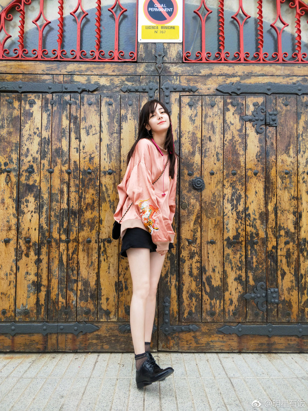 迪丽热巴真的美，颜值高笑容甜 还有一双大长腿