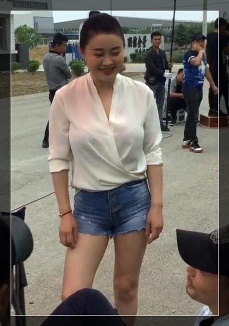 关婷娜紧身牛仔裤出镜！网友表示：勒的太紧了！