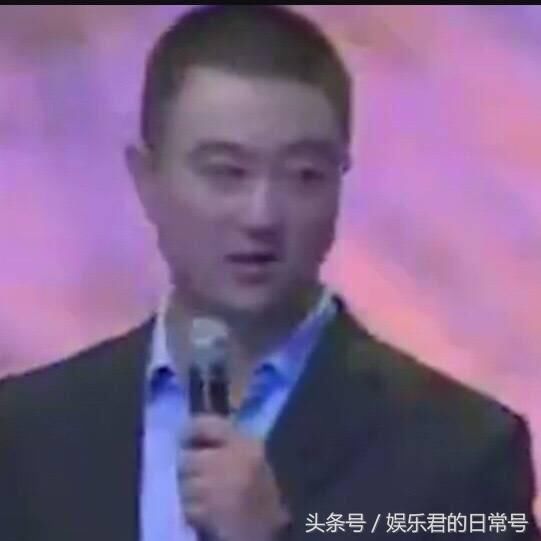 华语乐坛假唱第一惨案,男歌手一脸懵,萨顶顶反