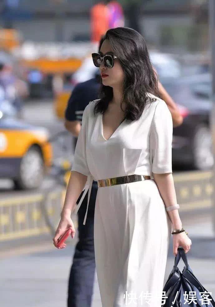  [ol]美女街拍：小姐姐一身精致的ol装，自带两米八的气场，美极了！