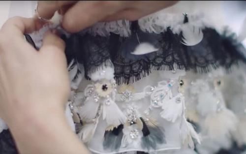  【钱人】有一种“娇贵”叫香奈儿的衣服，一沾水就报废，图案竟是现场画上去的