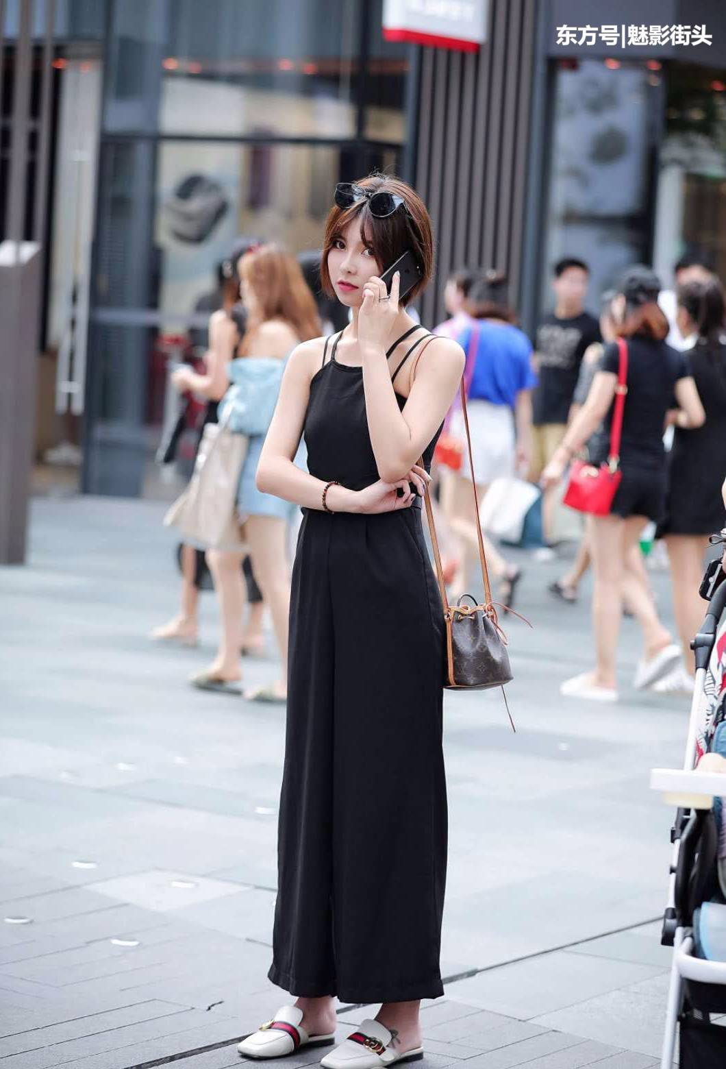 街拍：图六蓝色包臀裙配上红色高跟鞋，穿出成熟性感的女人味