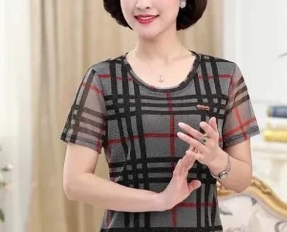  迷人■女人过了50岁,少穿妈妈装,多穿这样的打底小衫,知性迷人