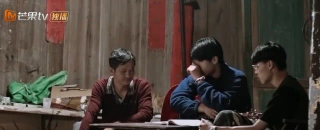 《变形计》农村爸爸找城市儿子谈心，当看到桌上零食，导演懵了！